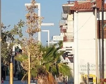 Ξερά δέντρα και ένας φοίνικας σε ανάπλαση στην οδό Μητροπόλεως στο…
