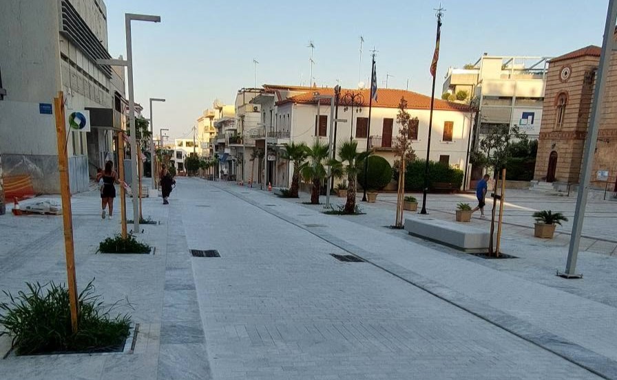 Αίγιο: Τα δέντρα έγιναν...κλαράκια στο έργο ανάπλασης της οδού Μητροπόλεως ΦΩΤΟ