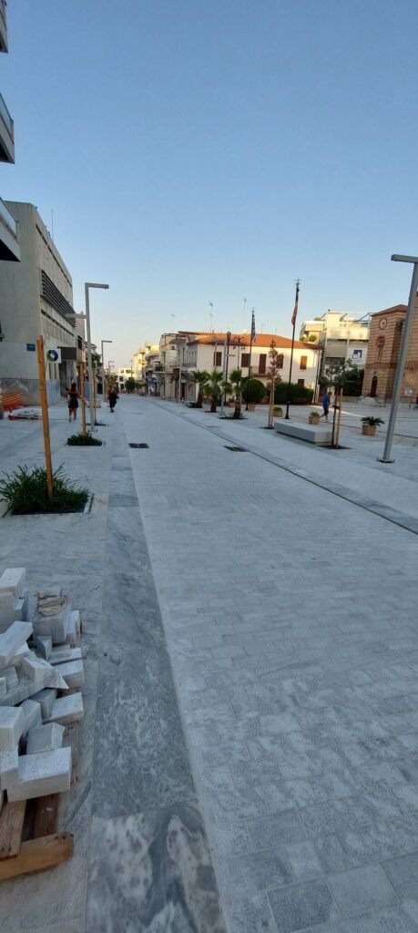 Αίγιο: Τα δέντρα έγιναν...κλαράκια στο έργο ανάπλασης της οδού Μητροπόλεως ΦΩΤΟ 6 Αίγιο: Τα δέντρα έγιναν...κλαράκια στο έργο ανάπλασης της οδού Μητροπόλεως ΦΩΤΟ