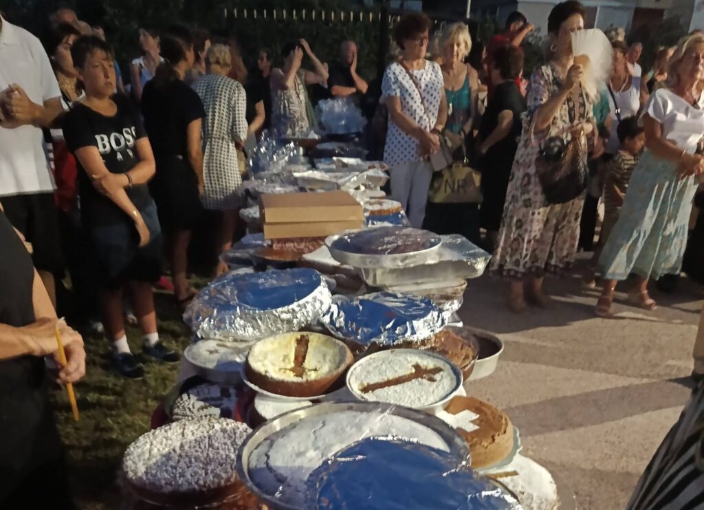 Πανηγυρική πομπή στο Άγιο Φανουριό, Αβύθου, με διακοσμημένα οχήματ…