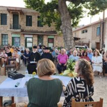 Βιβλιοπαρουσίαση του μυθιστορήματος «Πάρ’ τη, γιουλάκο μου» στο Χρυσάνθιο 1 Βιβλιοπαρουσίαση του μυθιστορήματος «Πάρ’ τη, γιουλάκο μου» στο Χ…