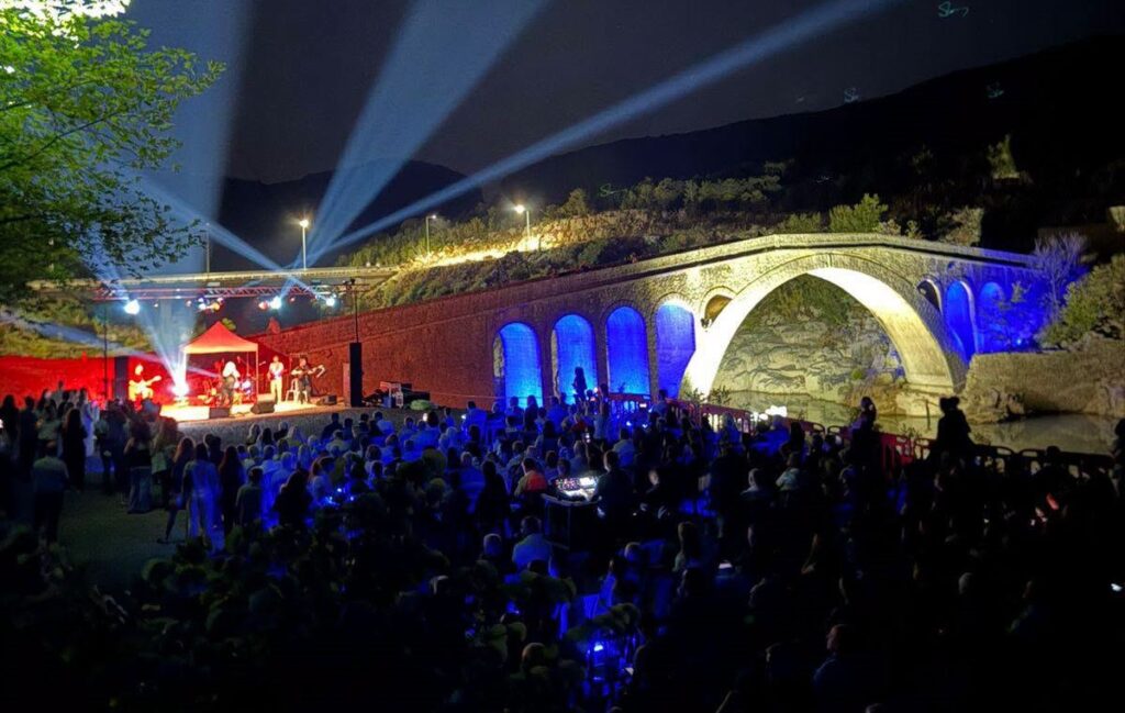 Φωτογραφία της κορύφωσης του 1ου Kremasta Lake Festival στη Γέφυρα Τέμπλας