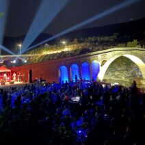 Κορύφωση του 1ου Kremasta Lake Festival στη Γέφυρα Τέμπλας παρουσία Φαρμάκη ΦΩΤΟ 1 Φωτογραφία της κορύφωσης του 1ου Kremasta Lake Festival στη Γέφυρα Τέμπλας
