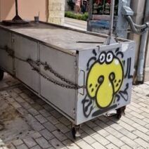 Κουβούκλιο καστάνα σε πεζόδρομο κεντρικής Πάτρας