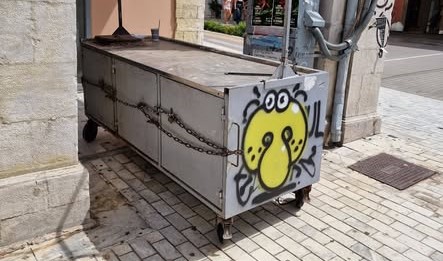 Κουβούκλιο καστάνα σε πεζόδρομο κεντρικής Πάτρας