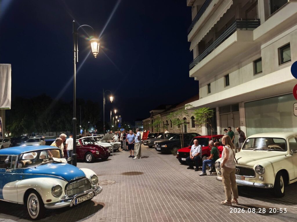 Η Τριών Ναυάρχων γέμισε με ιστορικά οχήματα ΦΩΤΟ
