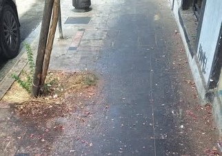 Πάτρα: Η βρωμιά στην οδό Άρατου κάλυψε τα πεζοδρόμια ΦΩΤΟ