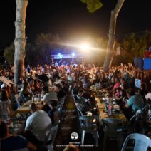 Το πανηγύρι του Πολιτιστικού Συλλόγου Τσουκαλεΐκων 2 Νυχτερινό πανηγύρι με πλήθος κόσμου να διασκεδάζει σε τραπέζια, με…