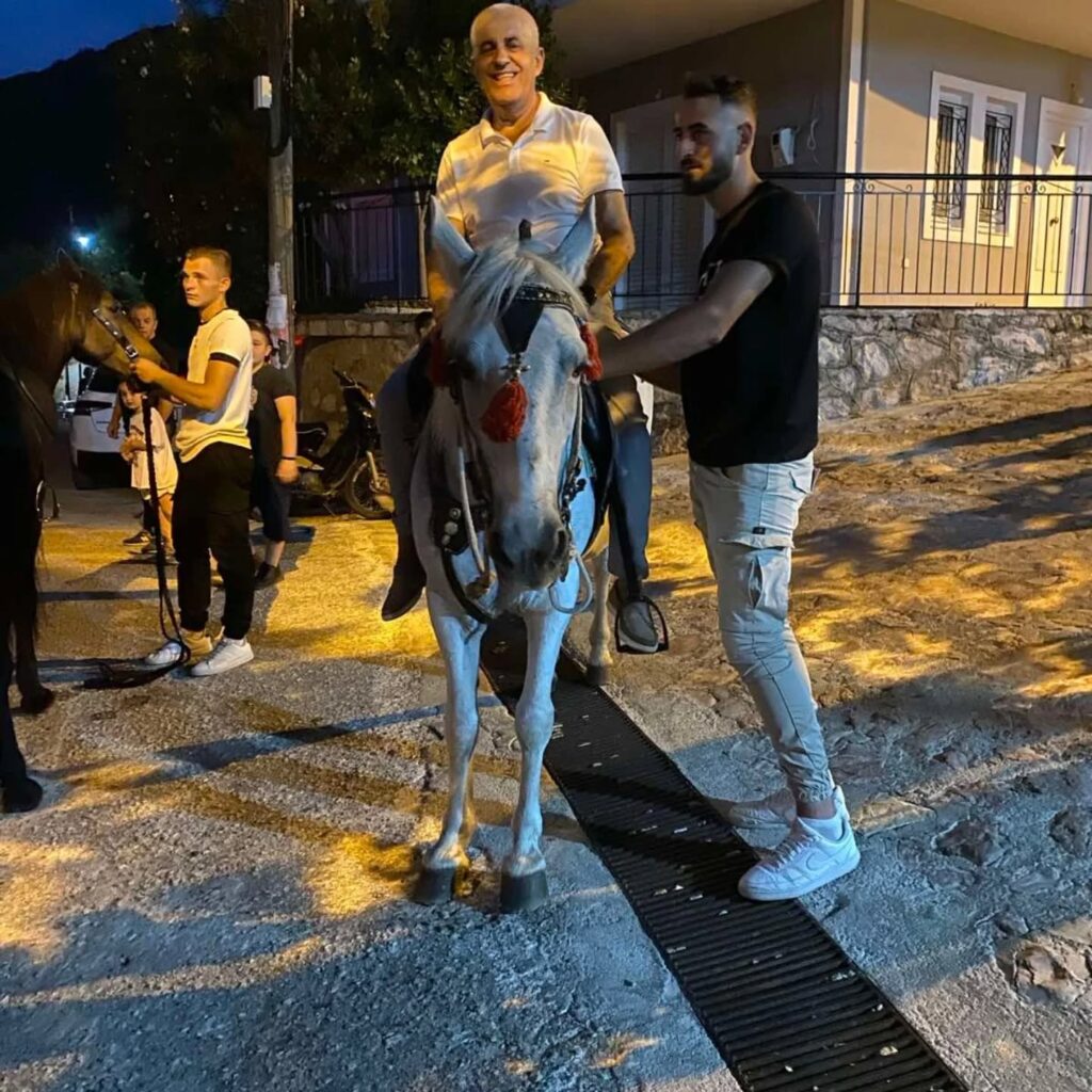 Φεγγαράδα στο Καλούσι καβάλα στ' άλογα ΦΩΤΟ