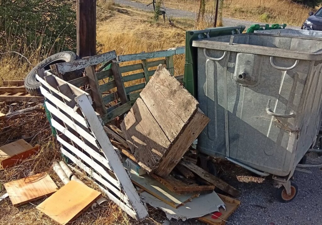 Αφίσα με κάλεσμα για καλύτερη διαχείριση απορριμμάτων στο Καλάβρυ…