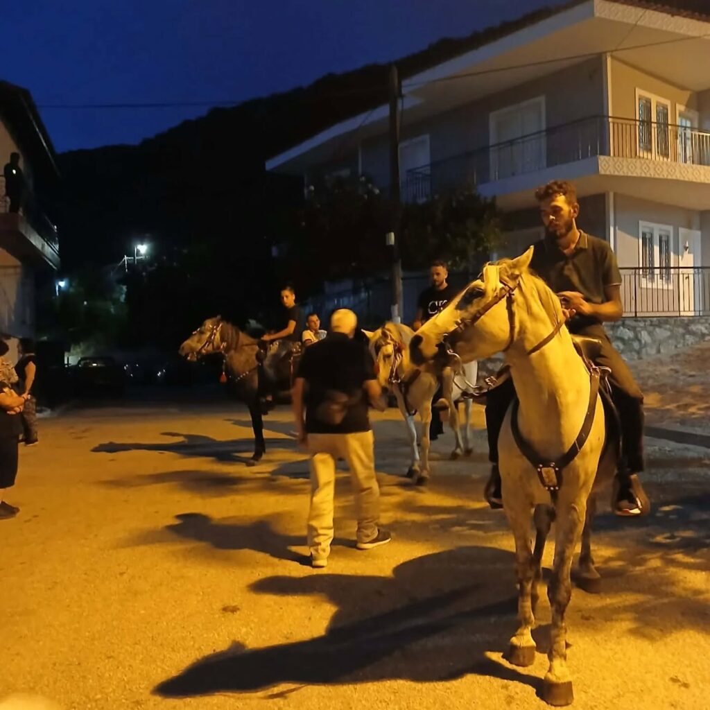 Φεγγαράδα στο Καλούσι καβάλα στ' άλογα ΦΩΤΟ