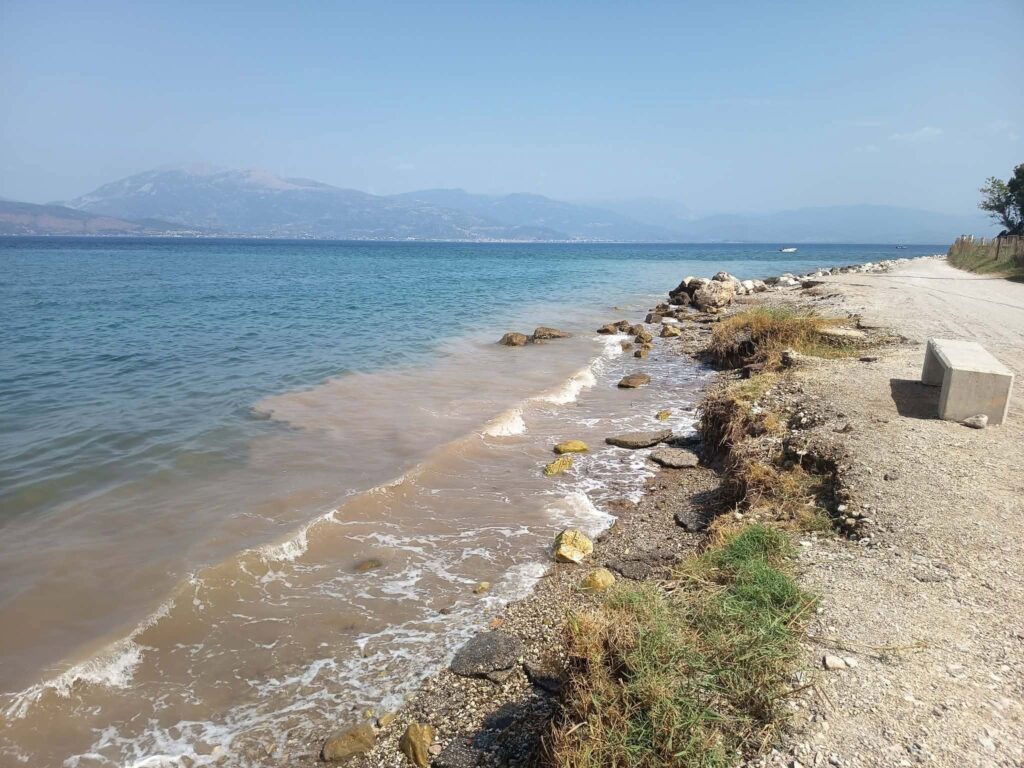 Αγιος Βασίλειος: Αδειασε το βόθρο του σπιτιού του στην κατάμεστη παραλία ΦΩΤΟ
