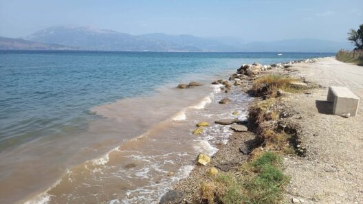 Αγιος Βασίλειος: Αδειασε το βόθρο του σπιτιού του στην κατάμεστη παραλία ΦΩΤΟ