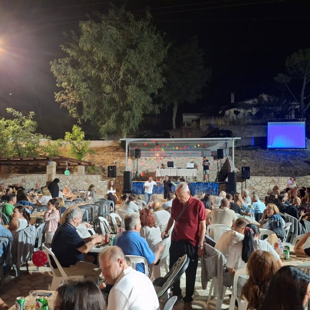 Φεγγαράδα στο Καλούσι καβάλα στ' άλογα ΦΩΤΟ
