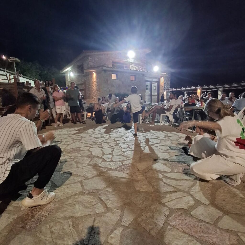 Φεγγαράδα στο Καλούσι καβάλα στ' άλογα ΦΩΤΟ