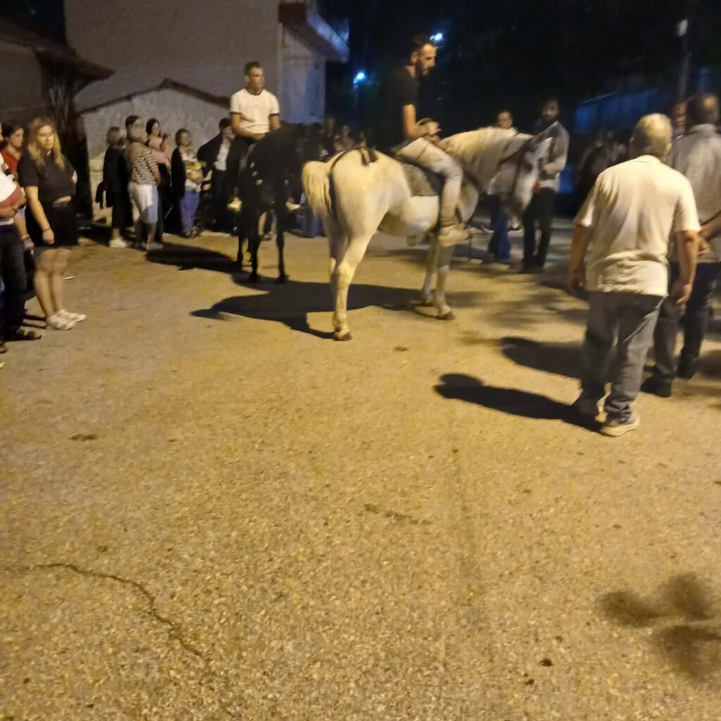 Φεγγαράδα στο Καλούσι καβάλα στ' άλογα ΦΩΤΟ