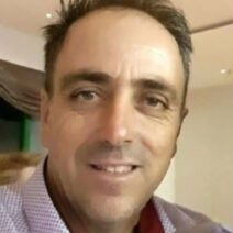 Φωτογραφία του Χρήστου Σταματάκη, με σοβαρή έκφραση