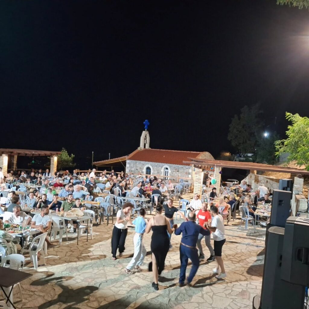 Φεγγαράδα στο Καλούσι καβάλα στ' άλογα ΦΩΤΟ