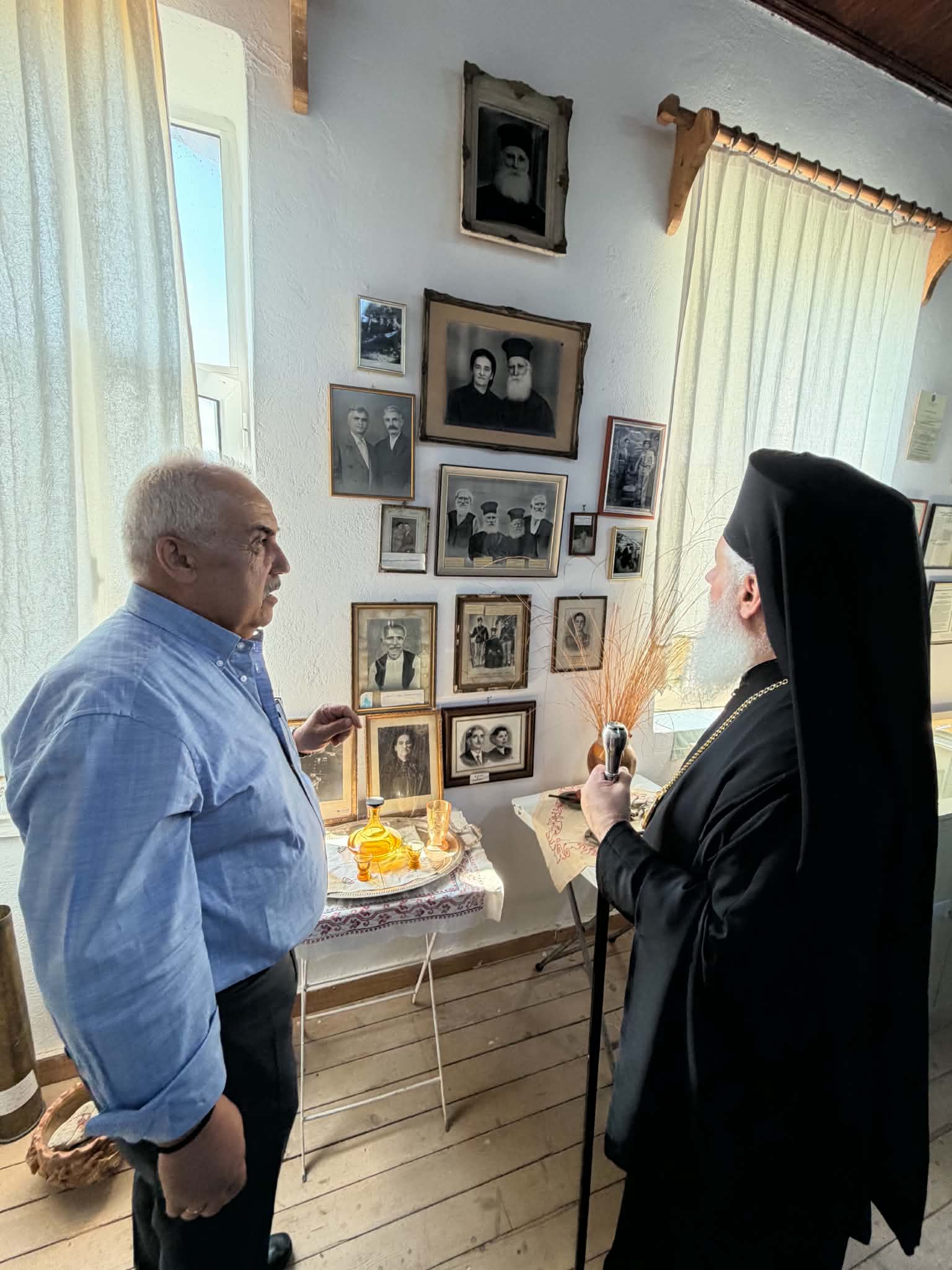 Με θρησκευτική κατάνυξη η Αρχιερατική Θεία Λειτουργία στους Καμενιάνους ΦΩΤΟ