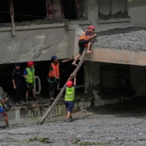 Νεπάλ: Πεντάχρονη διασώθηκε μετά από 48 ώρες κάτω από τα συντρίμμια ΒΙΝΤΕΟ 1 Νεπάλ: Πεντάχρονη διασώθηκε μετά από 48 ώρες κάτω από τα συντρίμμια ΒΙΝΤΕΟ