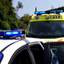 Αστυνομικό όχημα και ασθενοφόρο Ε.Κ.Α.Β. με αναμμένους μπλε φάρους.