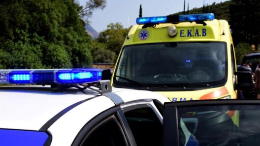Αστυνομικό όχημα και ασθενοφόρο Ε.Κ.Α.Β. με αναμμένους μπλε φάρους.