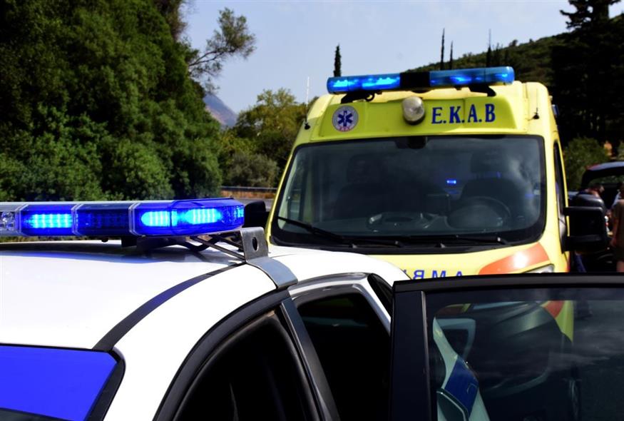 Αστυνομικό όχημα και ασθενοφόρο Ε.Κ.Α.Β. με αναμμένους μπλε φάρους.