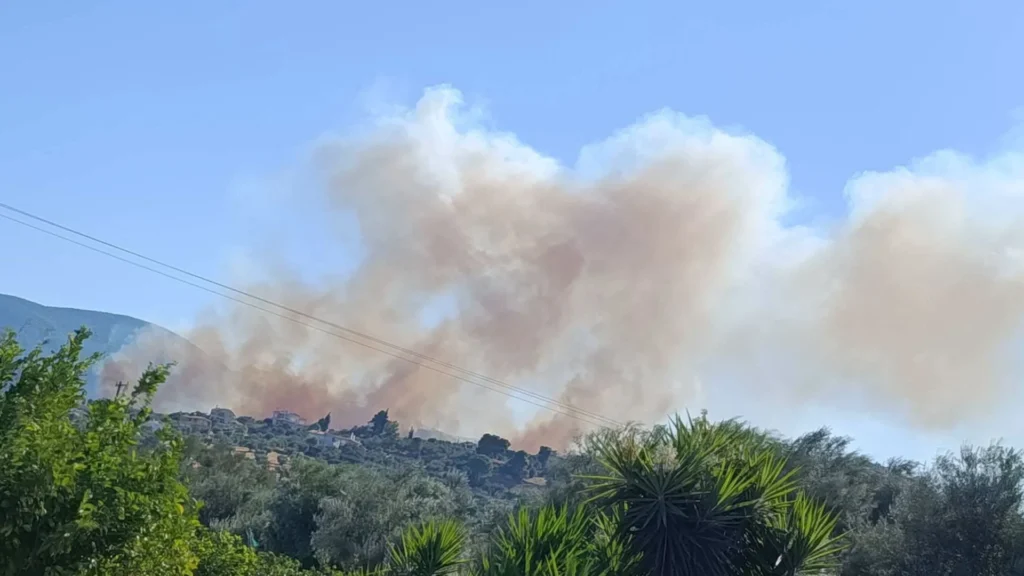 Αιγιάλεια: Σε ύφεση και υπό έλεγχο η μεγάλη φωτιά - Επιχειρούν ισχυρές δυνάμεις για τον φόβο αναζωπυρώσεων σε Συμπολιτεία και Ερινεό ΒΙΝΤΕΟ-ΦΩΤΟ