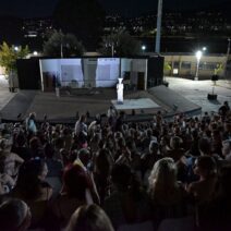 Πλήθος κόσμου παρακολουθεί τη θεατρική παράσταση «Η Καρυάτιδα» το…