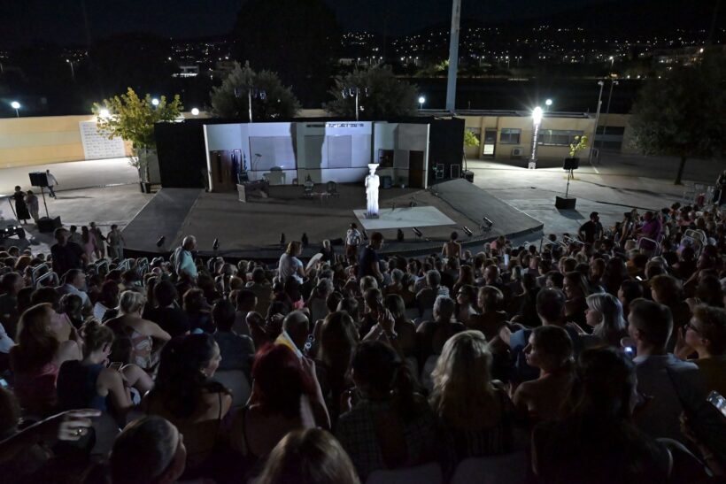 Το αδιαχώρητο για την «Καρυάτιδα» του Γιώργου Καπουτζίδη ΦΩΤΟ 4 Πλήθος κόσμου παρακολουθεί τη θεατρική παράσταση «Η Καρυάτιδα» το…