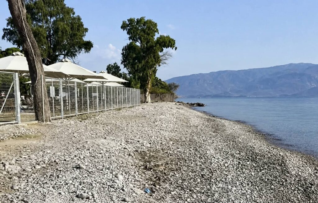 Αίγιο: Τέλος στο παράνομο τσιμέντο του Κάμπινγκ του ΟΤΕ στην παραλία ΦΩΤΟ