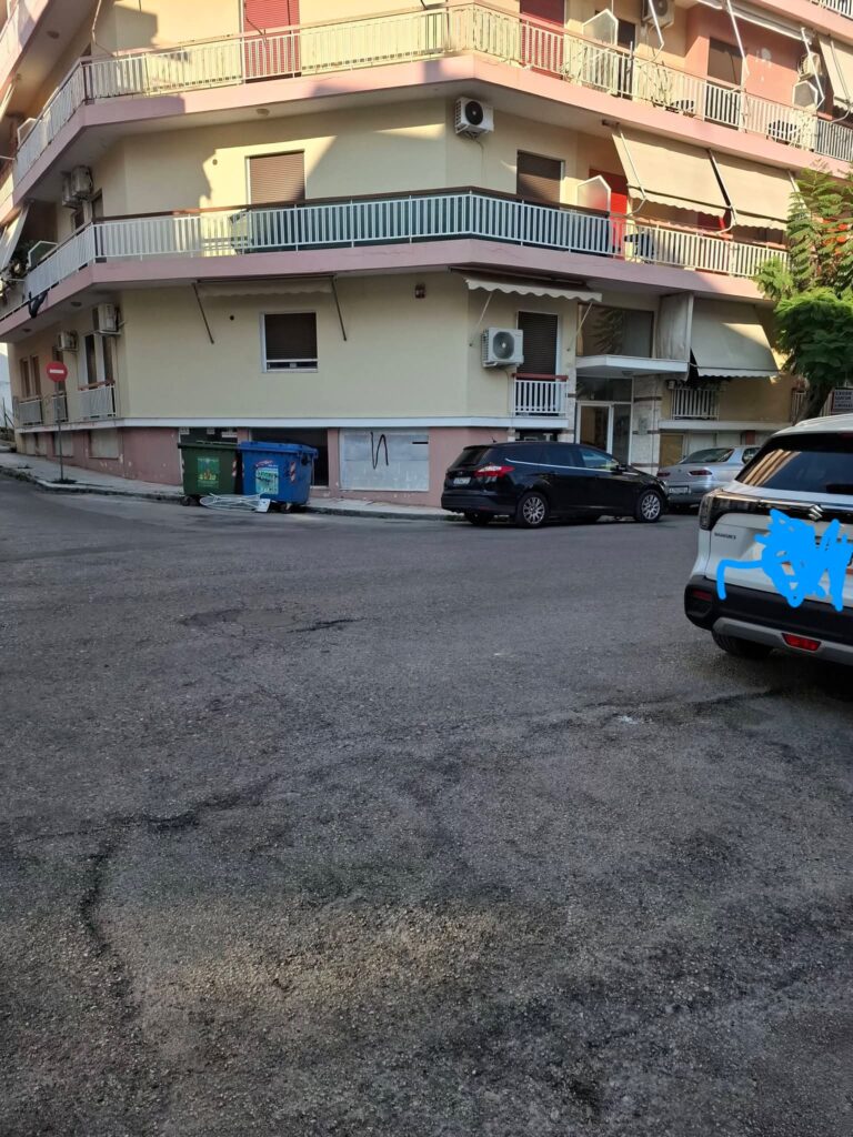 Πάτρα: «Σάρωσαν» οι ισχυροί άνεμοι - Κάδος έπεσε σε ΙΧ – Επικίνδυνη πτώση δέντρου ΦΩΤΟ