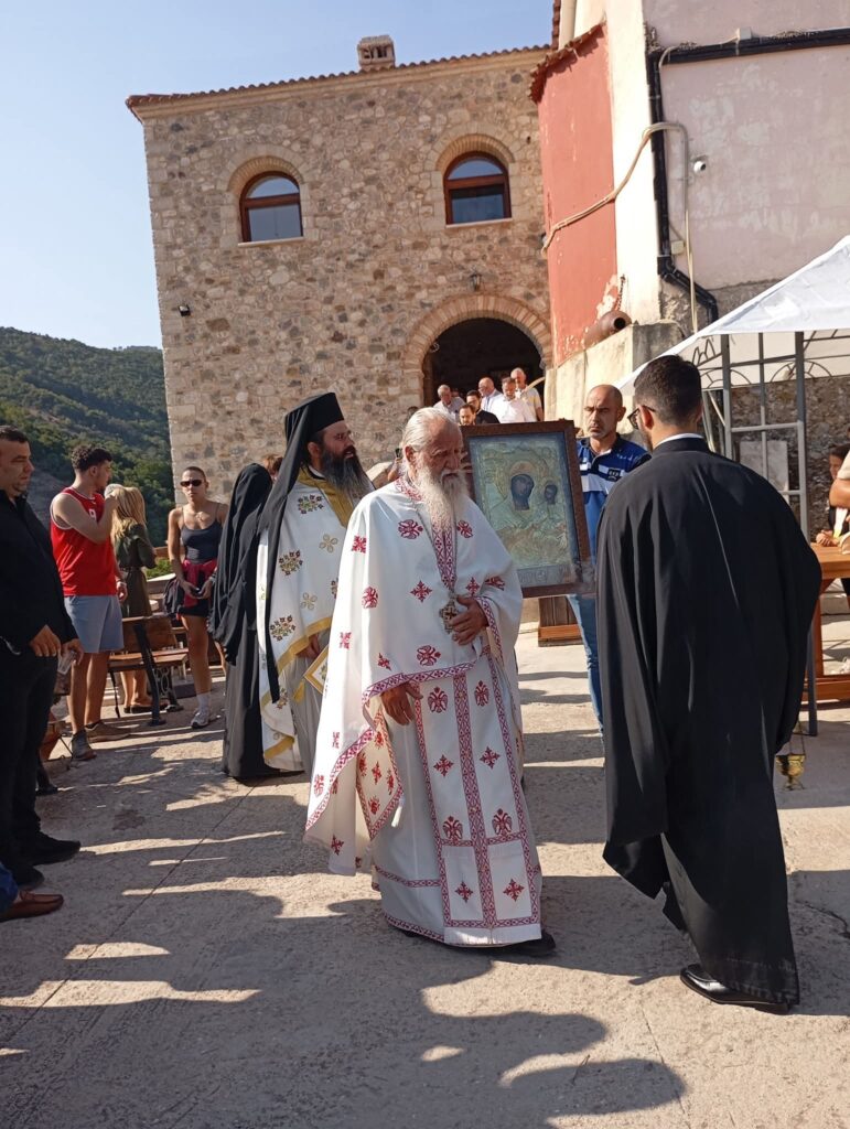 Αχαΐα: Τα άλογα προσκύνησαν και υποκλίθηκαν στην Παναγιά Μακελλαριά - Ξεχωριστό περιστατικό προκάλεσε συγκίνηση και θαυμασμό ΦΩΤΟ