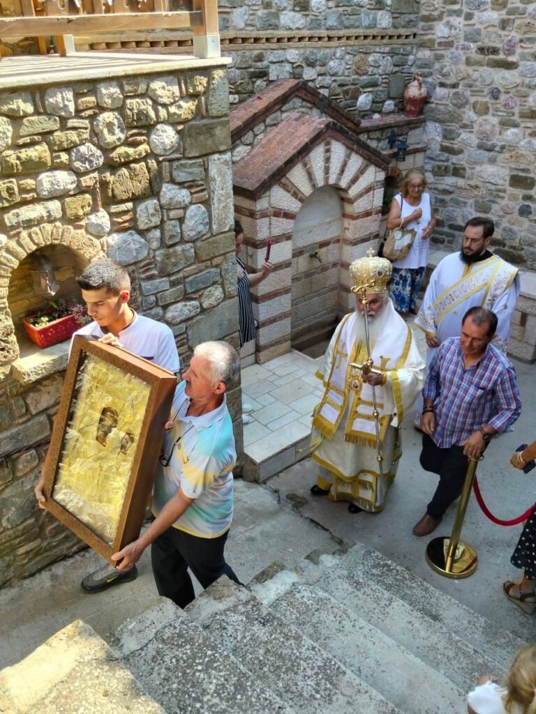 Αχαΐα: Τα άλογα προσκύνησαν και υποκλίθηκαν στην Παναγιά Μακελλαριά - Ξεχωριστό περιστατικό προκάλεσε συγκίνηση και θαυμασμό ΦΩΤΟ