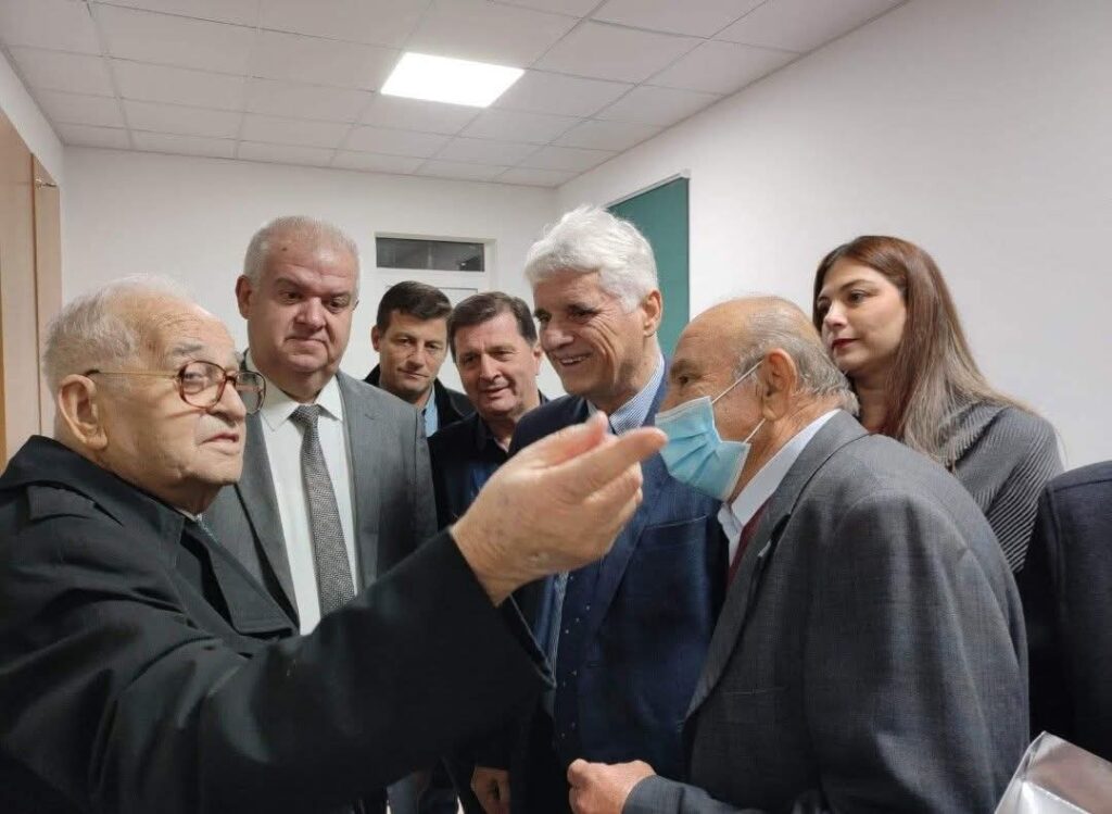 Κάτω Αχαΐα: «Υμνοι» για τον ευεργέτη της πόλης Πέτρο Σπυρόπουλο που κηδεύτηκε σήμερα ΦΩΤΟ 9 Κάτω Αχαΐα: «Υμνοι» για τον ευεργέτη της πόλης Πέτρο Σπυρόπουλο που κηδεύτηκε σήμερα ΦΩΤΟ
