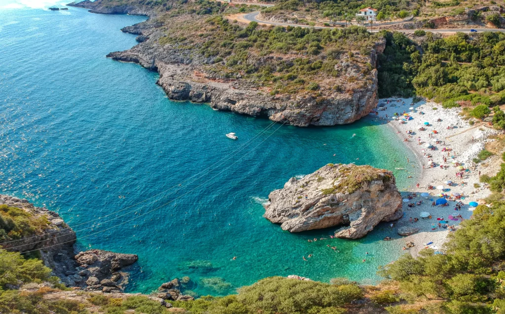 Το «Μαϊάμι» της Μάνης: Η παραλία με τα υποθαλάσσια ποτάμια + 5 μαγικοί προορισμοί που πρέπει να επισκεφθείς!