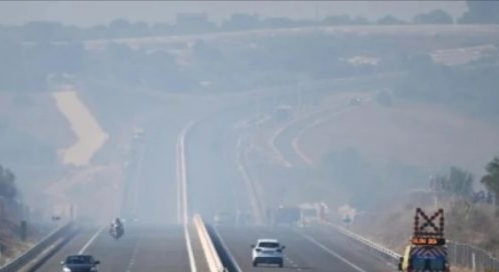 Αυτοκινητόδρομος Πατρών-Πύργου καλυμμένος με καπνό από φωτιά, με ο…