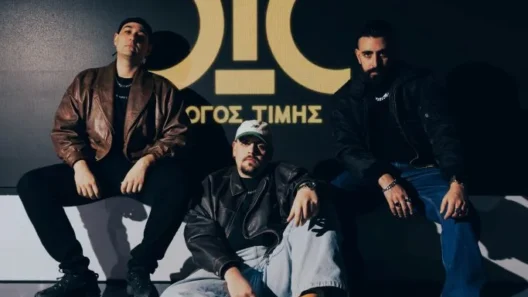 Τα τρία μέλη του ελληνικού hip-hop συγκροτήματος Λόγος Τιμής ποζάρουν.