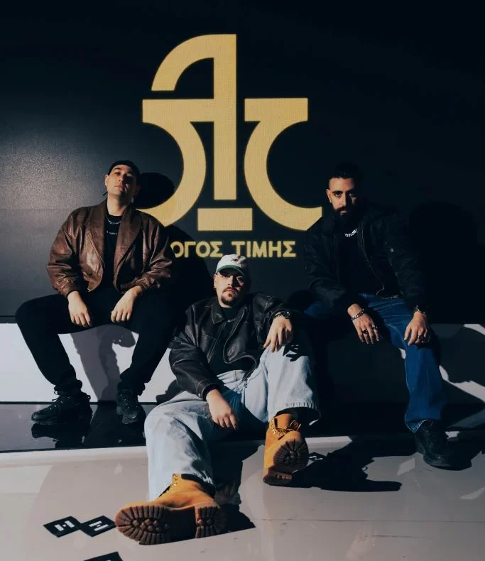 Τα τρία μέλη του ελληνικού hip-hop συγκροτήματος Λόγος Τιμής ποζάρουν.