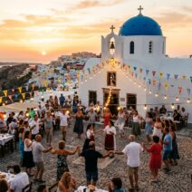 Πανηγύρι σε ελληνικό νησί με πλήθος να χορεύει, λευκή εκκλησία, σημ…