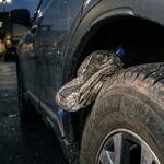 Βρήκατε ένα πλαστικό μπουκάλι σφηνωμένο στη ρόδα του αυτοκινήτου; Δείτε γιατί πρέπει να κλειδώσετε αμέσως τις πόρτες!