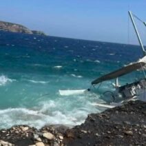 Κύθηρα: Ισχυροί άνεμοι παρέσυραν θαλαμηγό στα βράχια 2 Κύθηρα: Ισχυροί άνεμοι παρέσυραν θαλαμηγό στα βράχια