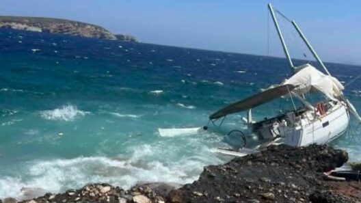 Κύθηρα: Ισχυροί άνεμοι παρέσυραν θαλαμηγό στα βράχια 20 Κύθηρα: Ισχυροί άνεμοι παρέσυραν θαλαμηγό στα βράχια