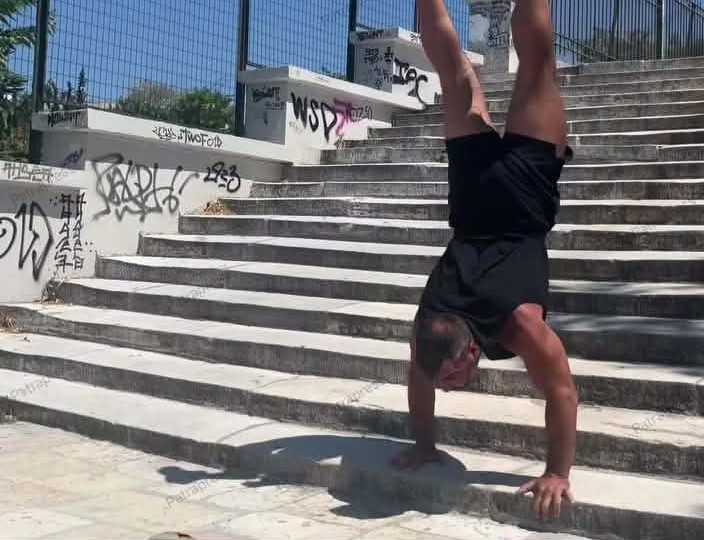 Πάτρα: Κατέβηκε τις 206 σκάλες της Αγίου Νικολάου...με τα χέρια - Μοναδικό θέαμα Πατρινού γίνεται viral ΒΙΝΤΕΟ