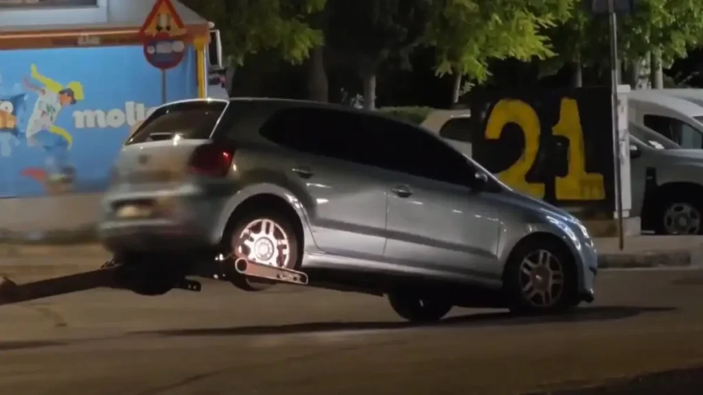 Ασημί αυτοκίνητο ρυμουλκείται τη νύχτα, πιθανόν το όχημα του νεκρο…
