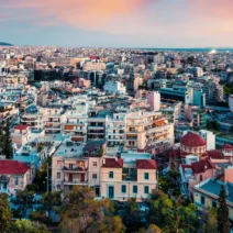 Παράταση έως τις 30 Σεπτεμβρίου για τις κλειστές κατοικίες 1 Πανοραμική θέα της Αθήνας με πλήθος κτιρίων, βουνά στο βάθος και ρο…