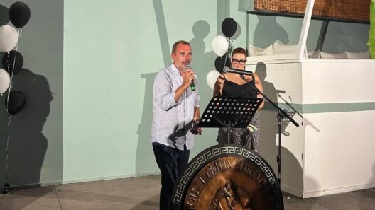 Ο Ανδρέας Κατσανιότης παρουσιάζει τη νέα φανέλα του Παναιγιαλείου