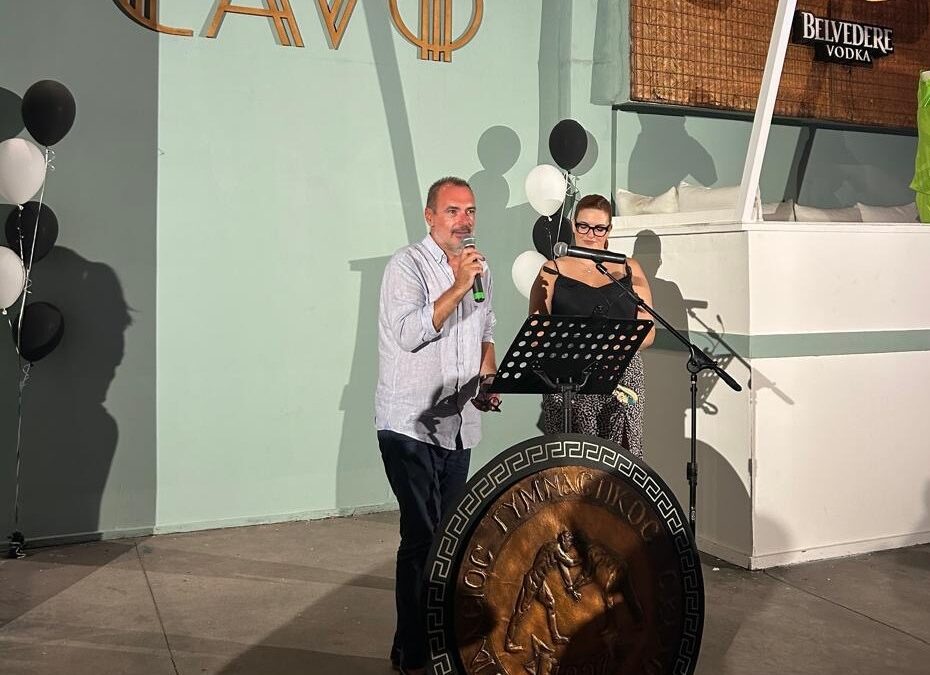 Ο Ανδρέας Κατσανιότης παρουσιάζει τη νέα φανέλα του Παναιγιαλείου