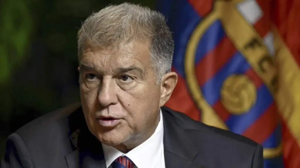 Φωτογραφία με λογότυπο ή σήμα «Βόρεια Κύπρο» σε φόντο της Βαρκελών…