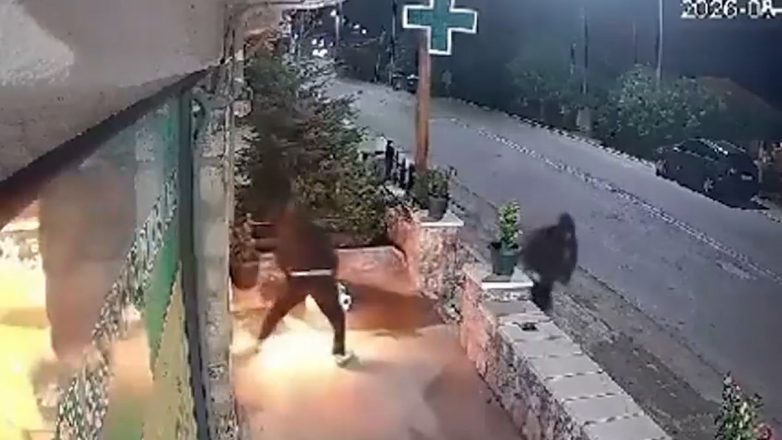 Φωτογραφία του εμπρησμού φαρμακείου στην Κάμερα Βίντεο‑Φωτο